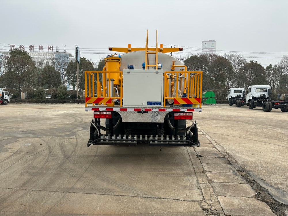 DongFeng 9.5m³ 195HP Asphalt Distributor Truck