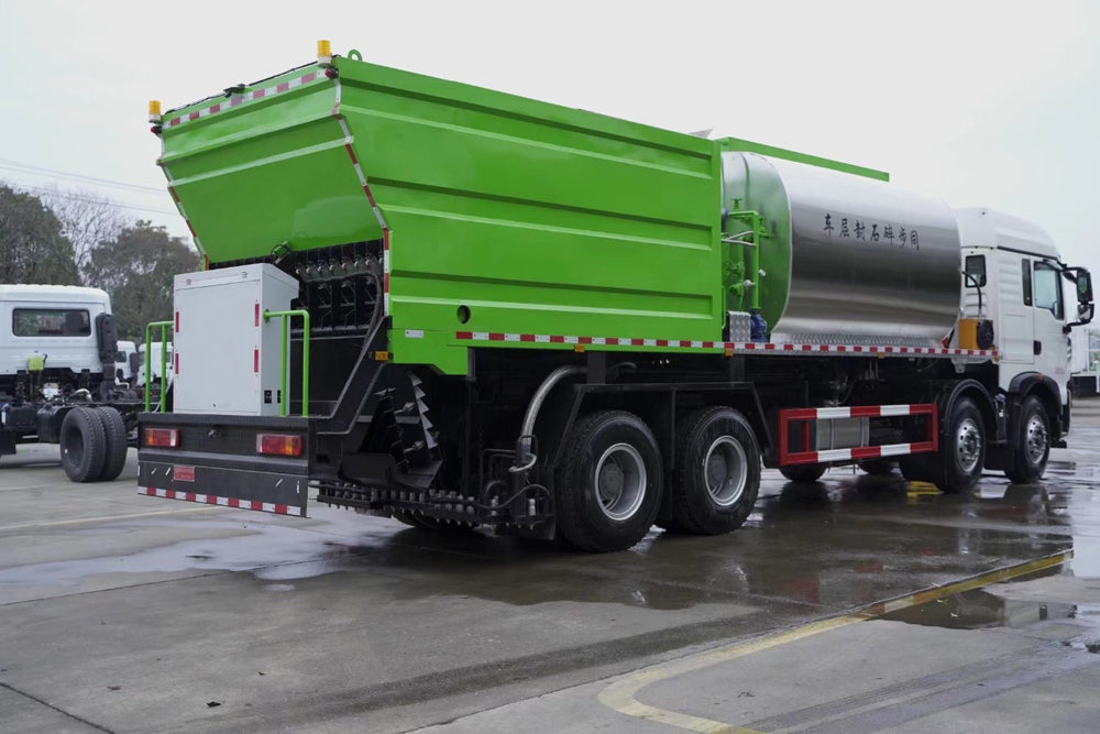 HOWO 24m³ 6*4 Synchronous Chip Sealer Truck