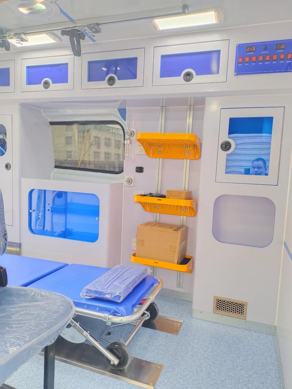 Ford Transit V362 Mid-wheelbase Mid-roof Gasoline Patient Monitor Ambulance
