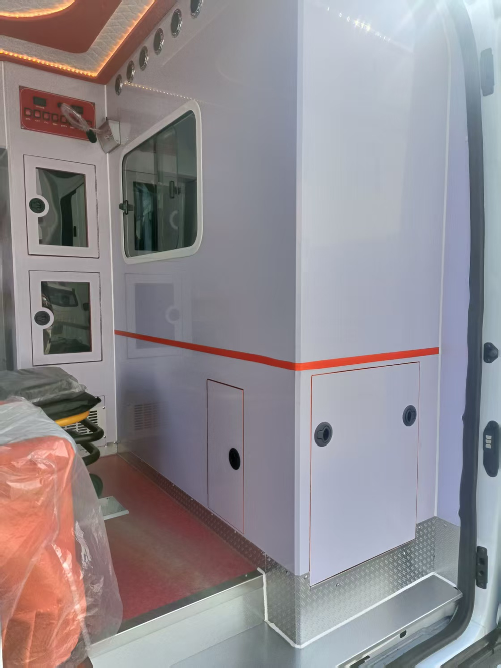 Ford V363 Mid-wheelbase Mid-roof Monitor Ambulance