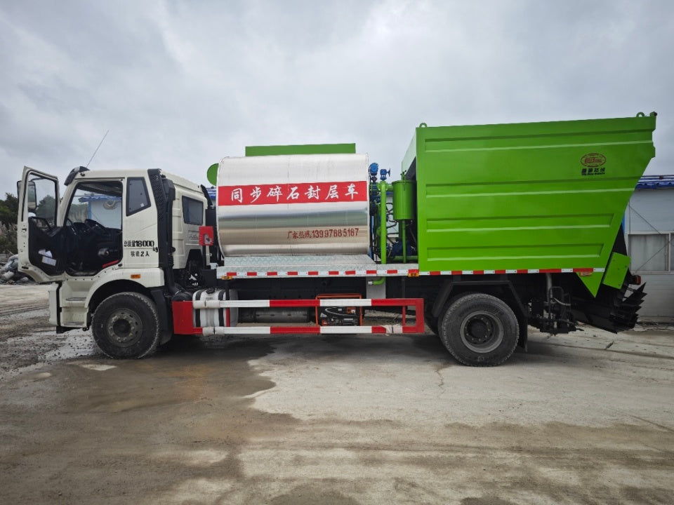 FAW 15m³ Synchronous Chip Sealer Truck
