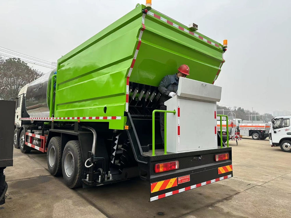 HOWO 24m³ 6*4 Synchronous Chip Sealer Truck